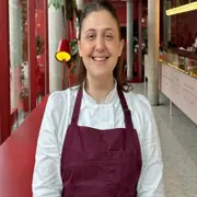 Julia tiene 24 años y, tras su paso por Bake Off, se convirtió en la mano derecha de Damián Betular en su pastelería.