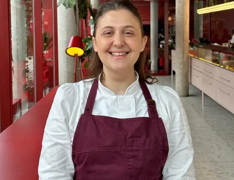 Julia tiene 24 años y, tras su paso por Bake Off, se convirtió en la mano derecha de Damián Betular en su pastelería.