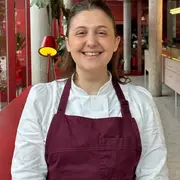 Julia tiene 24 años y, tras su paso por Bake Off, se convirtió en la mano derecha de Damián Betular en su pastelería.