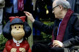 Quino, creador de Mafalda, en una tierna escena en la ciudad de Buenos Aires.