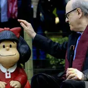 Quino, creador de Mafalda, en una tierna escena en la ciudad de Buenos Aires.