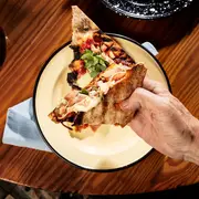 Mil y pico tiene unas opciones increíbles de pizza a la parrilla.