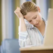 Mujer con computadora