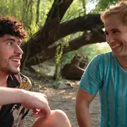 Bad Bunny y Gael García Bernal se besan en Cassandro, la aclamada película de Prime Video.