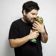 Santi Motorizado, un apasionado del fútbol, tiene una réplica de la Copa del Mundo en su casa.