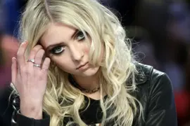 Taylor Momsen se sinceró sobre su paso por Gossip Girl y recordó dolorosos momentos de su ascenso a la fama.