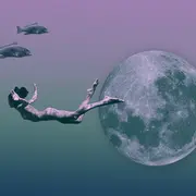 Mujer nadando y una Luna llena.