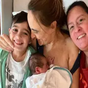 Juliana, Analía, Tiziano y Vito, en brazos.