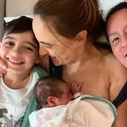 Juliana, Analía, Tiziano y Vito, en brazos.