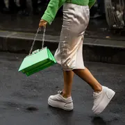 Zapatillas con plataforma por las calles de Paris