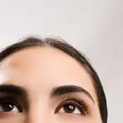 3 ejercicios de yoga facial para relajar el entrecejo.