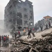 Palestinos buscan supervivientes después de un ataque aéreo israelí contra edificios en el campo de refugiados de Jabalia, en la Franja de Gaza, el 9 de octubre de 2023.