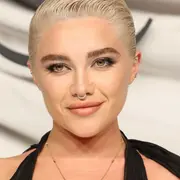 La actriz deslumbró en la alfombra roja de la Paris Fashion Week con dos tendencias para el infarto.