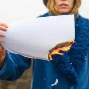 Ritual de bloqueo: para qué sirve escribir el nombre de alguien en un papel y quemarlo.