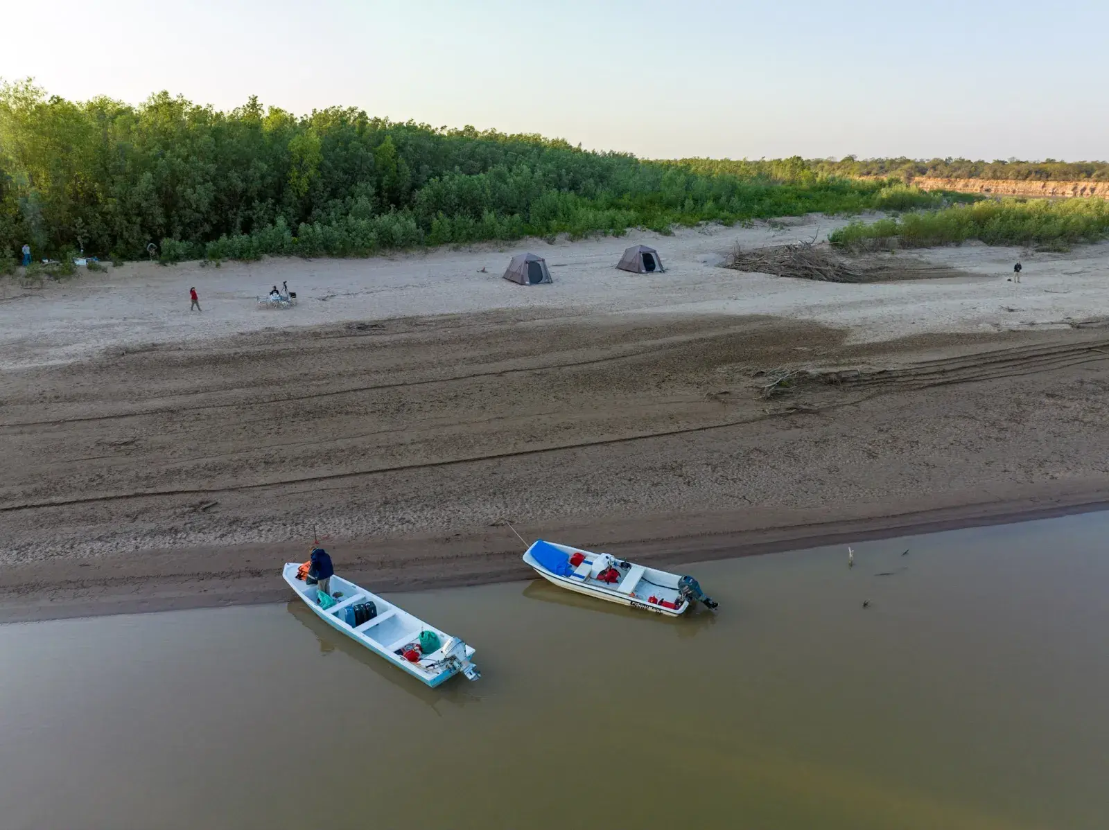 Acampamos en una playa desierta del lado formoseño.