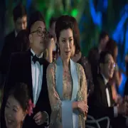 Michelle Yeoh es una madre sobreprotectora en Locamente millonarios.