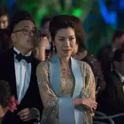 Michelle Yeoh es una madre sobreprotectora en Locamente millonarios.