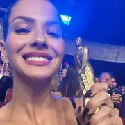 La China Suárez impactó con un look con transparencias en la red carpet de los Martín Fierro Latino