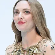 Amanda Seyfried sorprende con su vestido transparente en Shanghai.