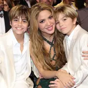 Shakira junto a sus hijos, Milán y Sasha, en los Latin Grammy 2023.