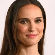 El increíble look de Natalie Portman que recordó a El Cisne Negro.