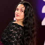 Rosalía impactó en los Latin Grammy 2023 con unas cejas “lion mane” efecto cortado