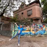 Kari Gao, feliz frente a lo que será su nuevo restaurante.
