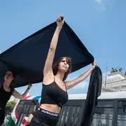 Reclamos por los femicidios en Argentina a través de una intervención frente al Congreso de la Nación el Día Internacional de la Mujer el año pasado.