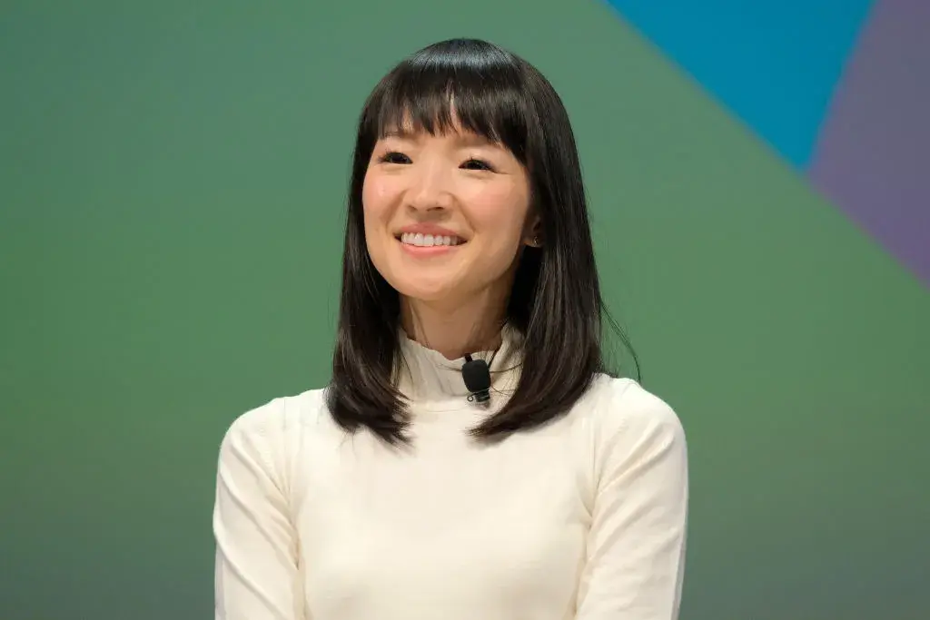 Marie Kondo y su método para ordenar el espacio laboral.