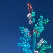 Así es el árbol luminoso que deslumbra en el Parque de la Innovación: el valioso mensaje de concientización.