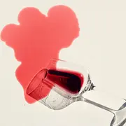 Día del Vino: este es el truco secreto para quitar las manchas de vino tinto en minutos.