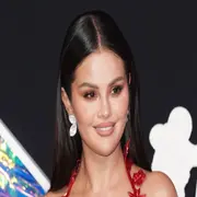 Selena Gómez conquistó las calles de París luciendo los no pants, la última tendencia en moda.