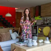 “Nada es igual a esto, vivir acá es único”, cuenta la dueña de casa, que vive en un barrio ribereño del bajo Acassuso que no tiene servicios. El agua es de pozo con planta de tratamiento. Las familias se encargan de compostar y reciclar.