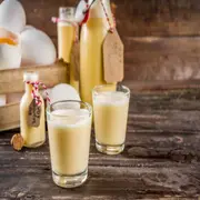 Paso a paso para hacer licor de huevo en casa.