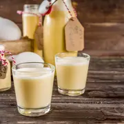 Paso a paso para hacer licor de huevo en casa.