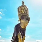 La gigante estatua en honor a Shakira que se inauguró en Barranquilla.