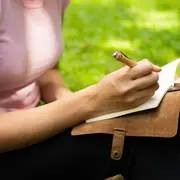 Escribir 12 cosas que quieras manifestar en tu 2024.