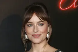 Dakota Johnson revela cuántas horas duerme para bajar el estrés.