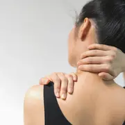 4 ejercicios que te van a ayudar a aliviar el cuello.