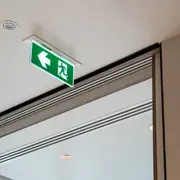 Qué es el firedooring, el nuevo término que explica un tóxico compartimento de pareja.