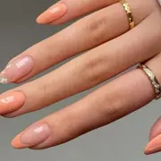 9 diseños de nail art con el nuevo color del año, peach fuzz.