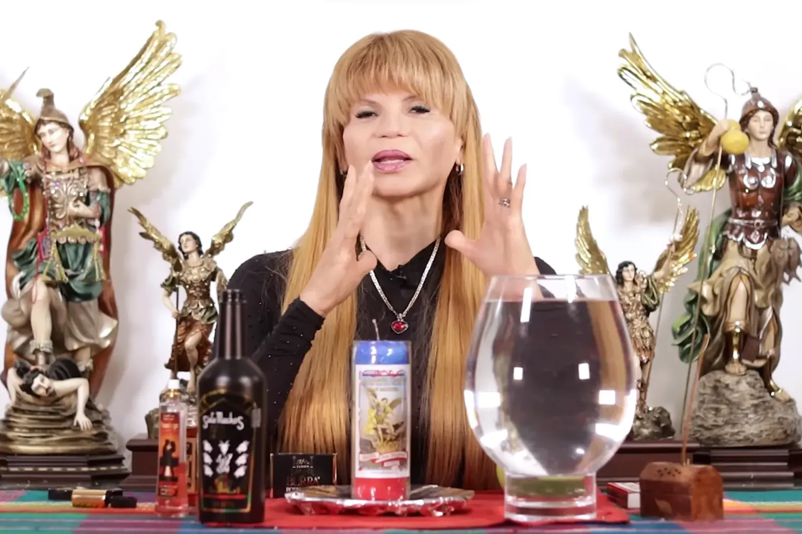 El ritual de Mhoni Vidente para atraer la abundancia en 2024.