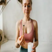 Antiguas culturas lo utilizaban como talismán para atraer la buena suerte y para limpiar los hogares de malas vibras.