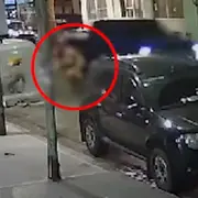Intento de femicidio en Flores: una mujer fue atropellada y arrastrada por su pareja.