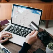 Ley Ómnibus de Javier Milei: qué pasa con las compras en el exterior con tarjeta de crédito.