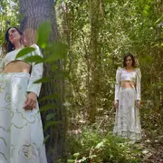 Top y falda (Valentina Karnoubi, $104.000 Y $184.800).