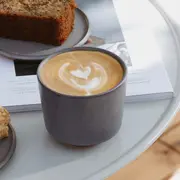 Café con leche y un pedazo de budín.