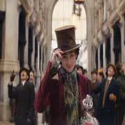 Timothée Chalamet es un joven Willy Wonka.