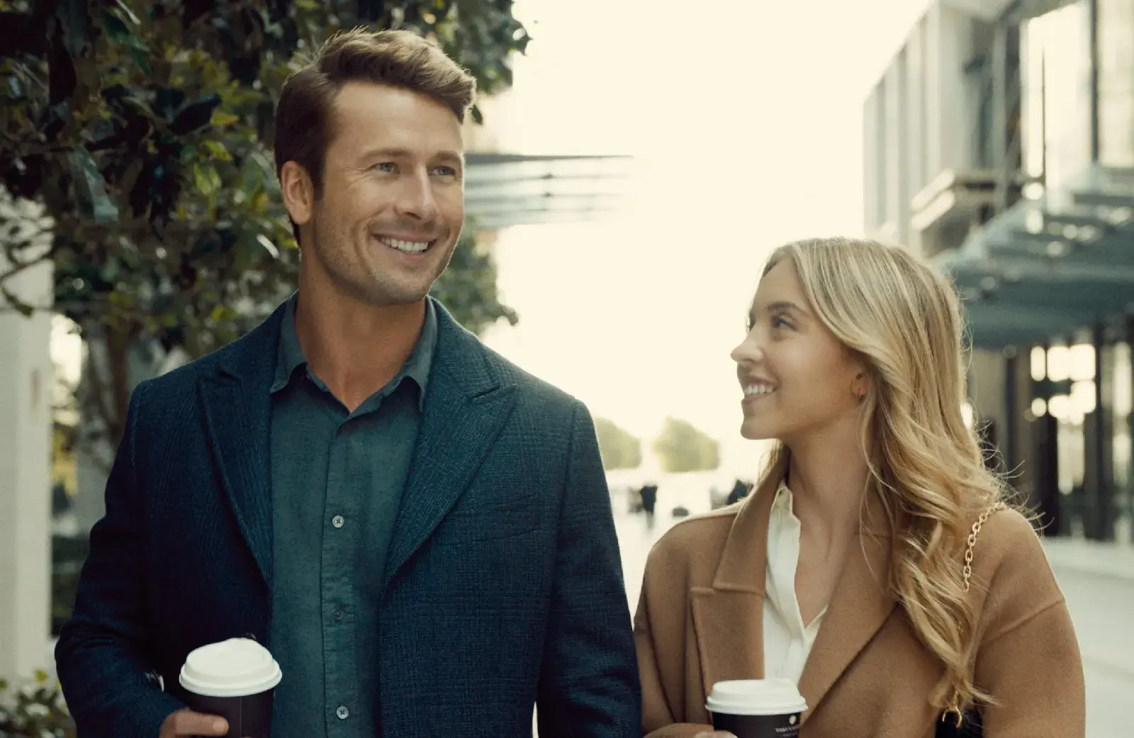 Enredos y romance en Con todos menos contigo.