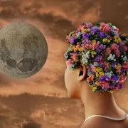 Una mujer con la cabeza florida mirando a Mercurio.